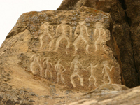 Петроглифы с изображением пляшущих людей на скалах Гобустана