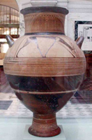 Керамическая вааза с геометризированным орнаментом