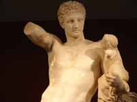 Пракситель. Гермес с младенцем Дионисом (Фрагмент. IV в. до н.э. Копия. Олимпия, Археологический музей)